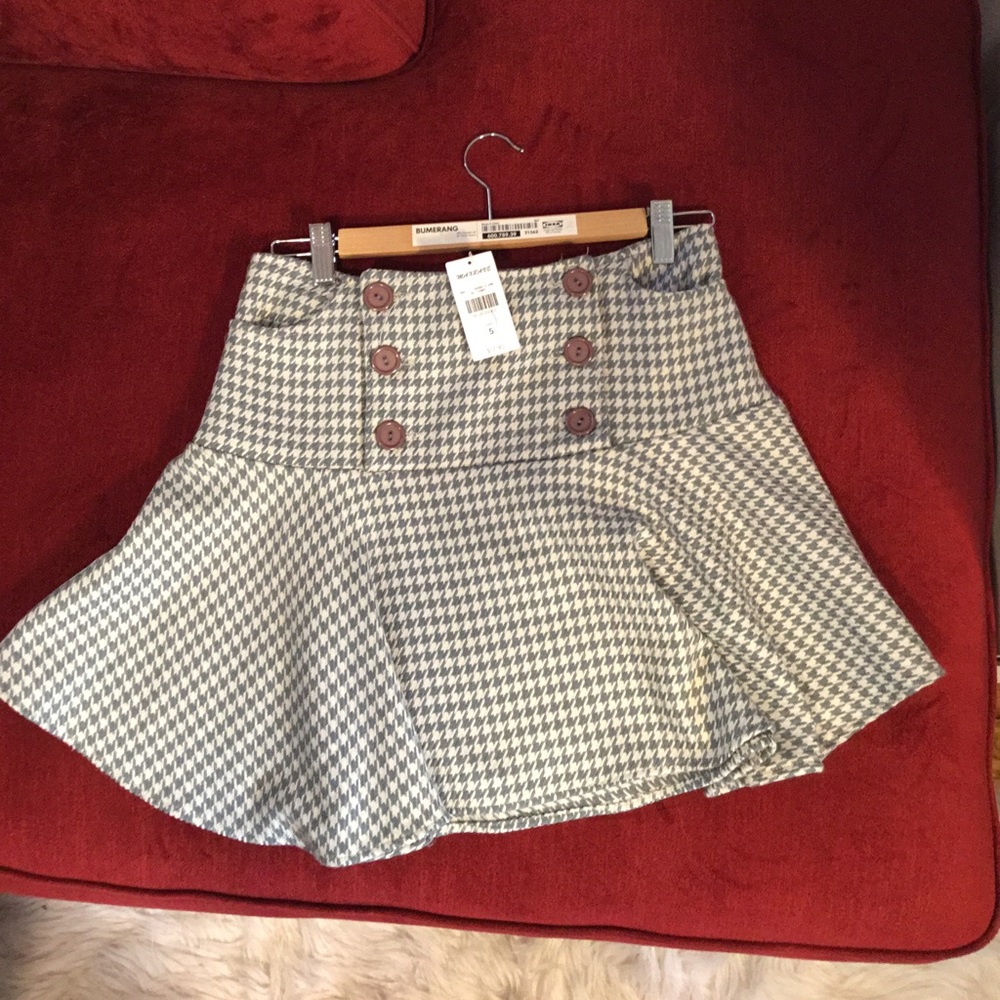 Gray and white mini skirt, opens from the front buttons, has two pockets